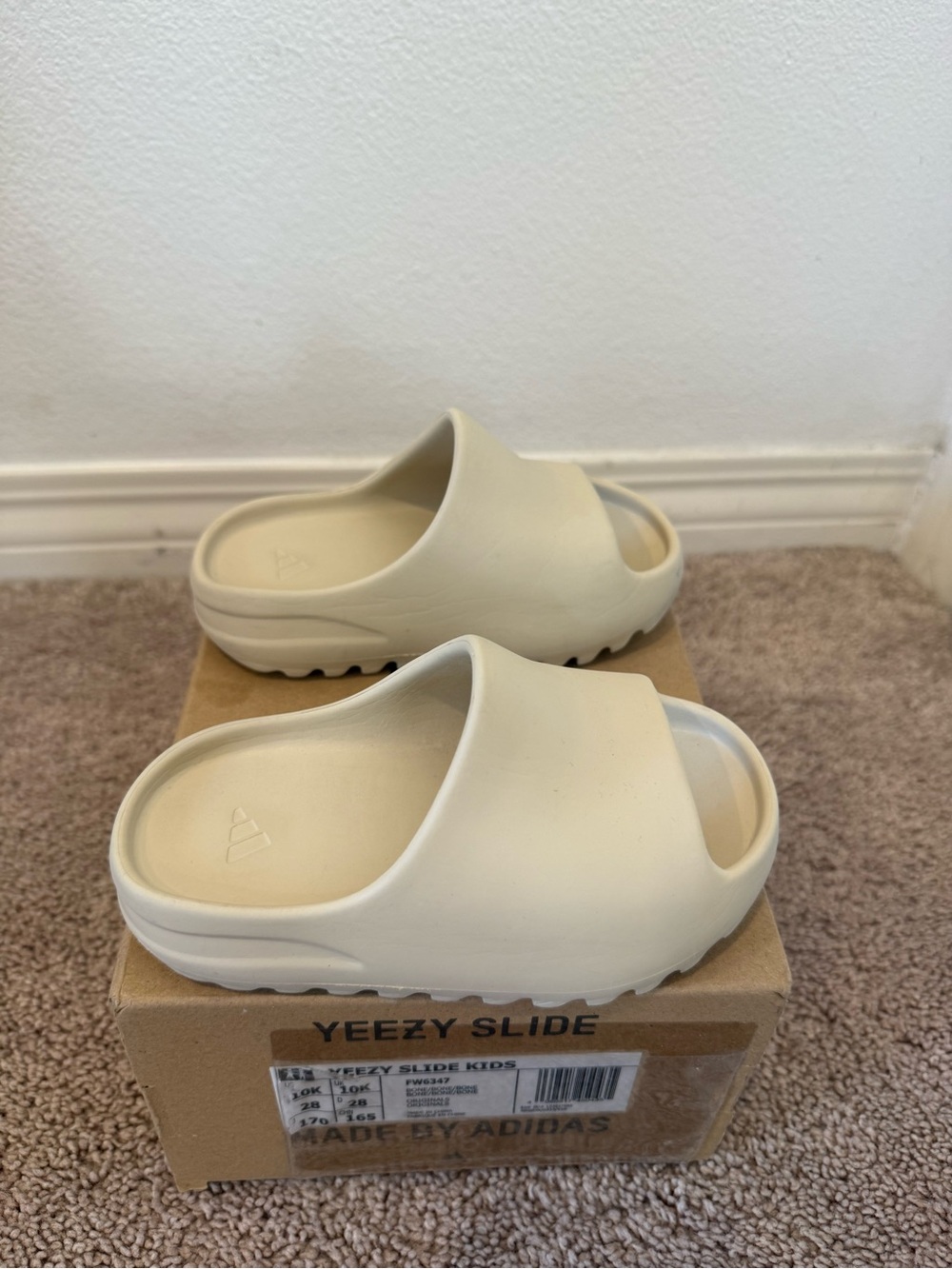 adidas Kids Yeezy Slide in Bone/Cream size 10k - Picture 3 of 6